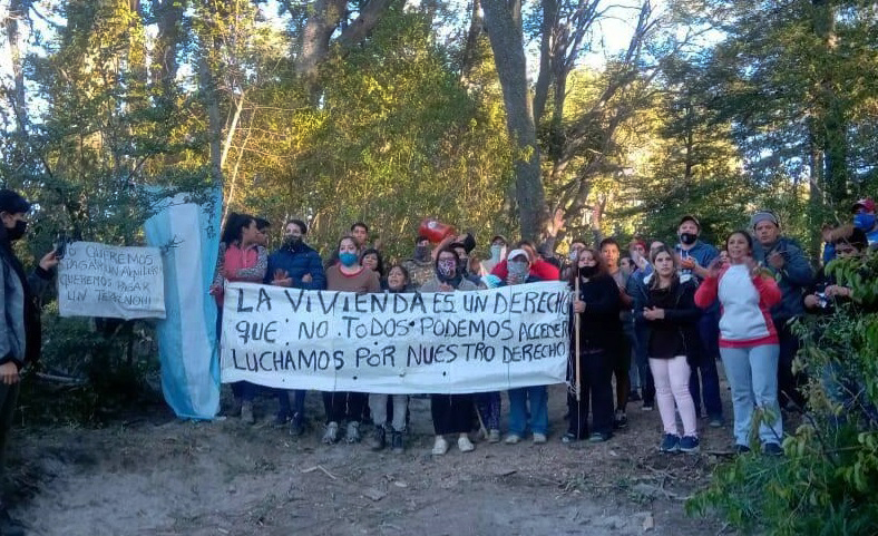 Se estima que unas 800 familias esperan por una solución habitacional en Villa la Angostura.