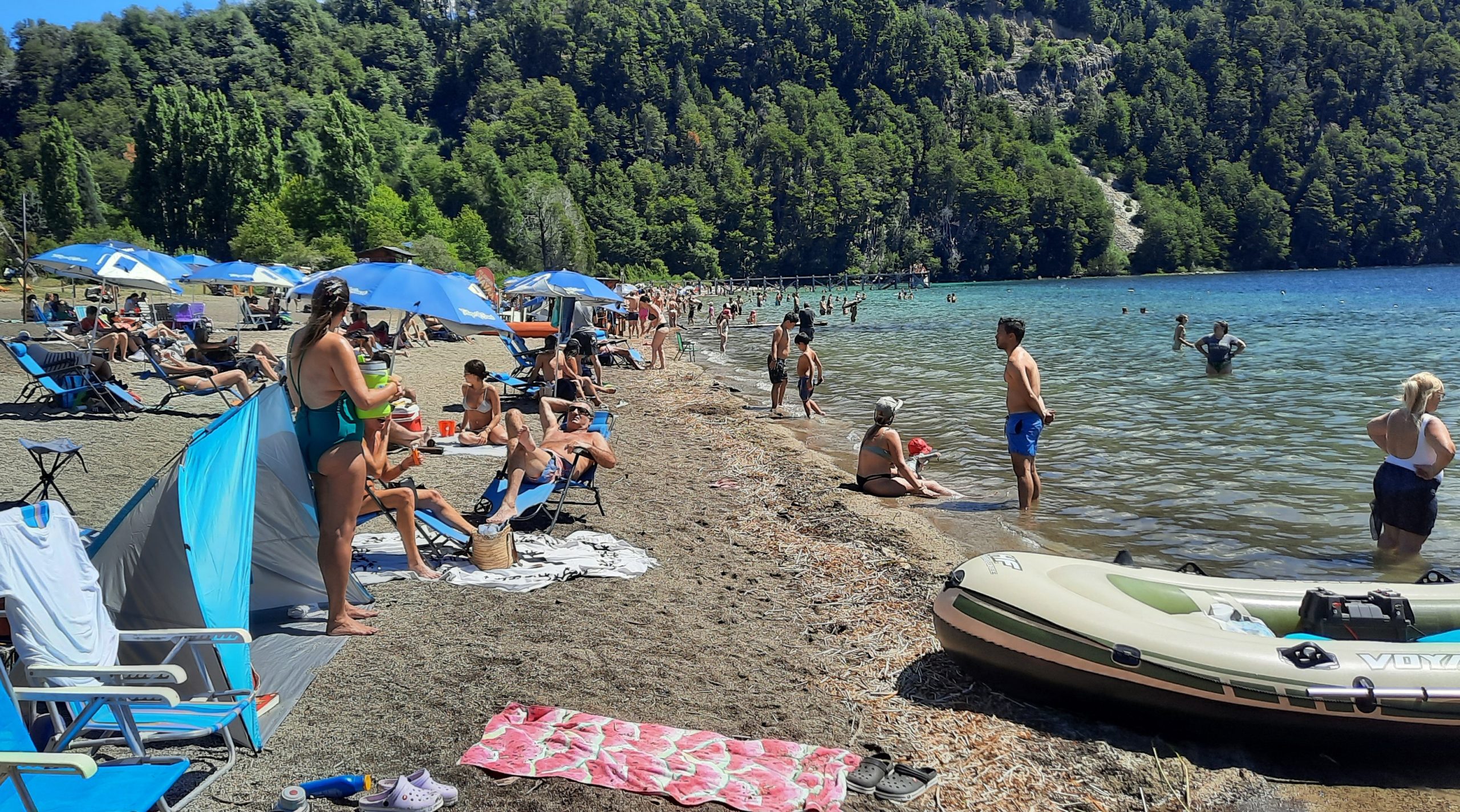 Imagen de ayer en la playa de Lago Espejo, a pleno sol y colmada de turistas.