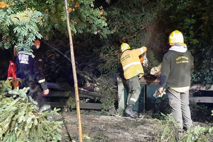 Un milagro que, con la localidad colmada de turistas, no hubo que lamentar ningún herido. Fotos: FM 97.7 Melodía