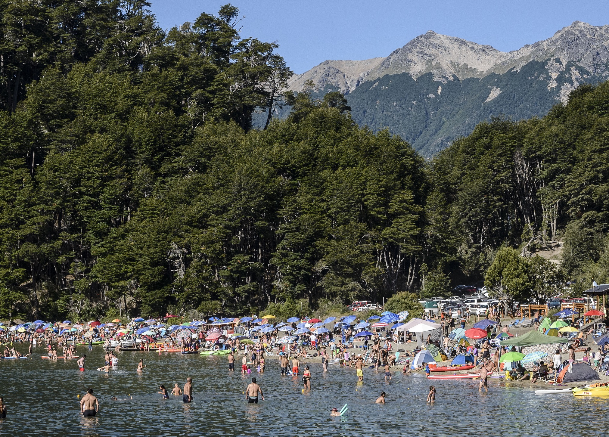 La playa de Lago Espejo estuvo colmada de turistas con un fin de semana a pleno sol. Foto Marito Calo.