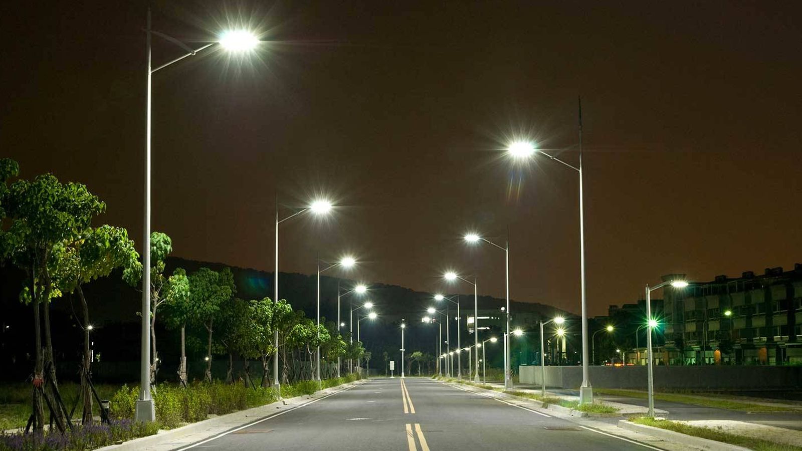 Los científicos alertan contra la luz blanca azulada que se está imponiendo en el alumbrado público. No solo son más eficientes energéticamente, también afectan a tu salud