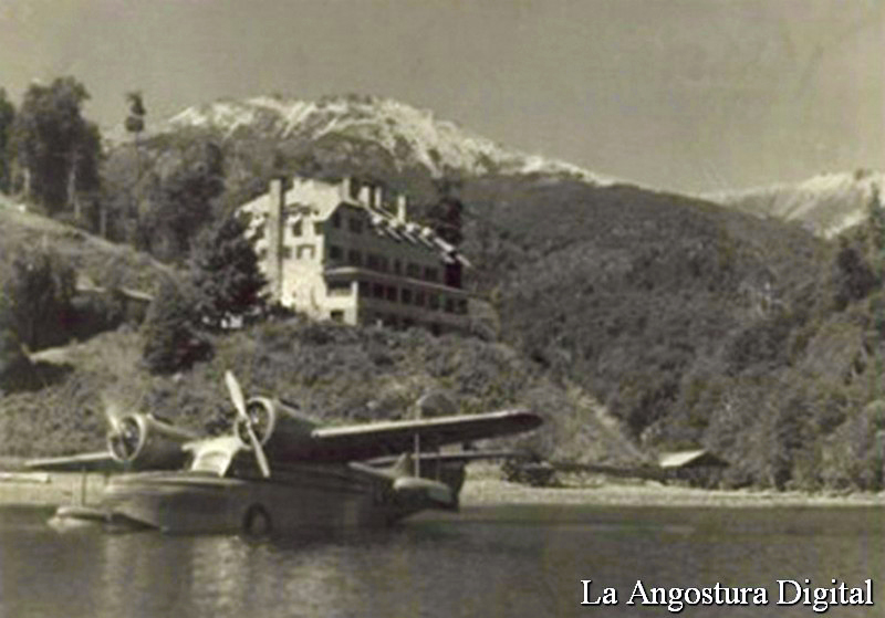 El hidroavión esperando los pasajeros del Hotel Correntoso.