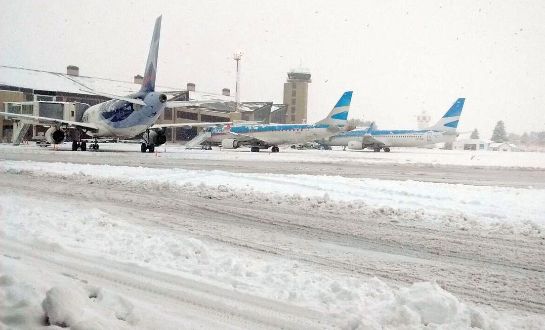 Por las fuertes nevadas cierran el Aeropuerto de Bariloche