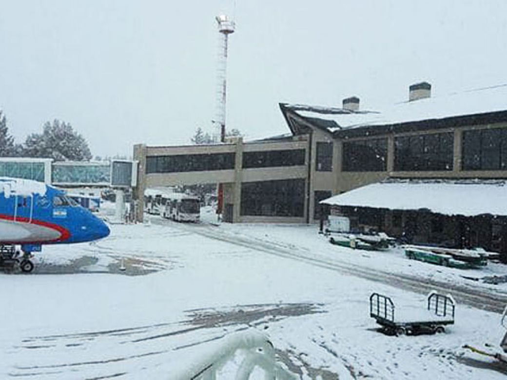 Al menos hasta las 17 hs el aeropuerto de Bariloche estará cerrado por la nevada thumbnail