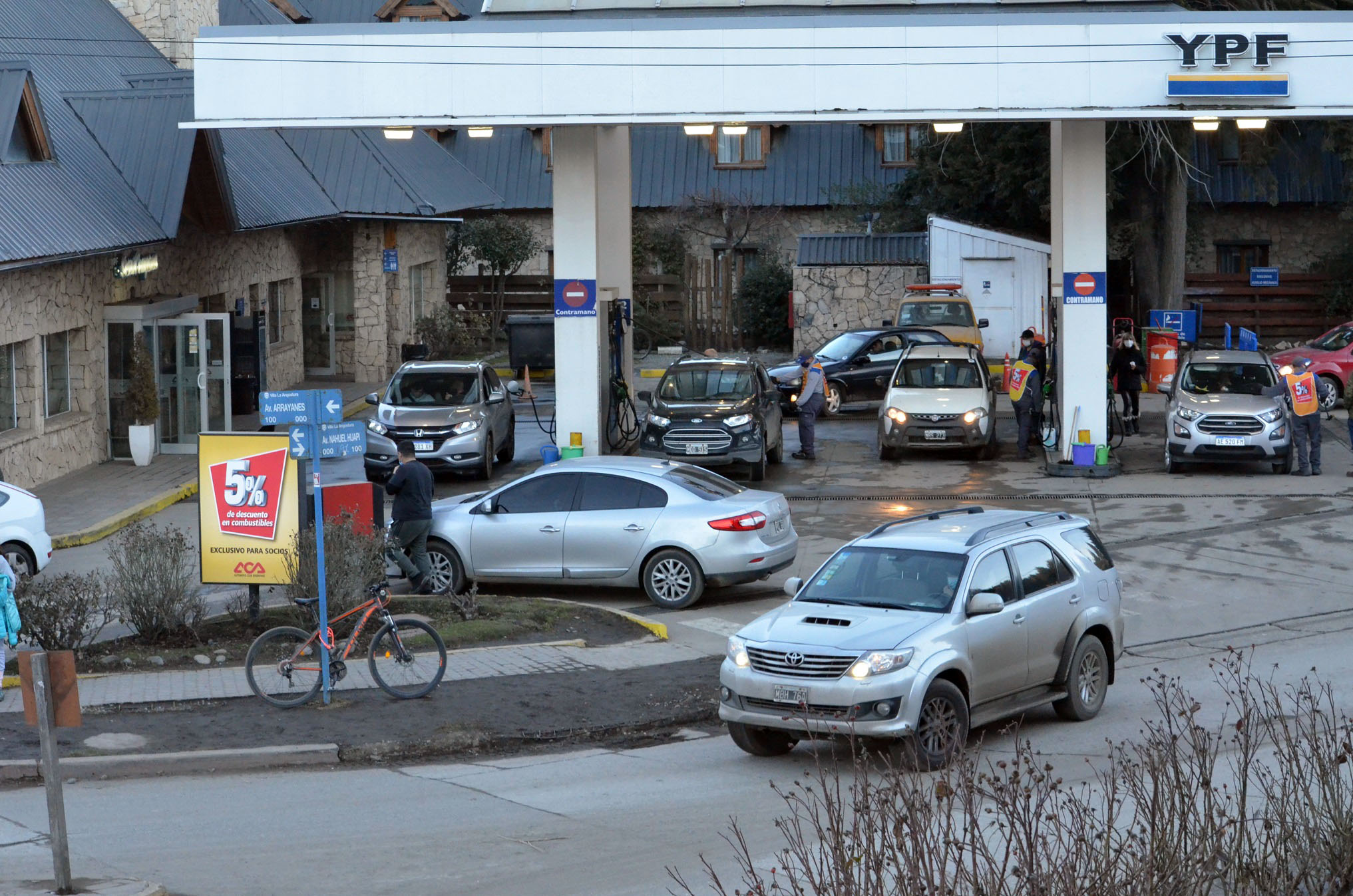 Contundente rechazo a que los municipios neuquinos agreguen una tasa al combustible para financiarse thumbnail