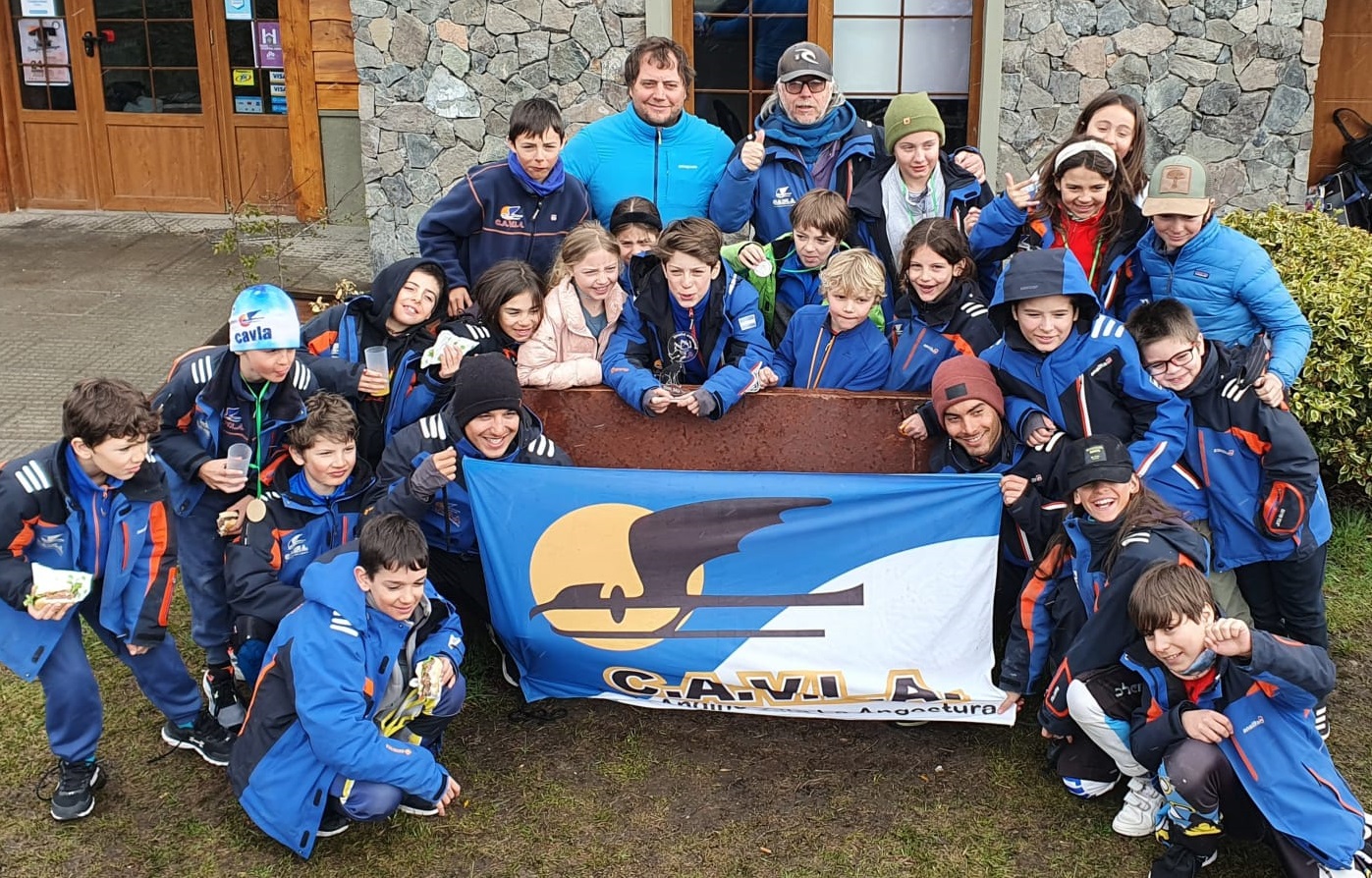 Los chicos del CAVLA ganaron una competencia de esquí nacional en Esquel thumbnail