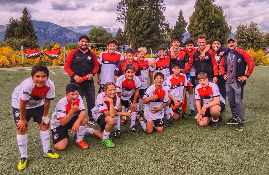 Se realizó un encuentro de fútbol entre Lanús de Villa la Angostura y Deportivo Traful thumbnail