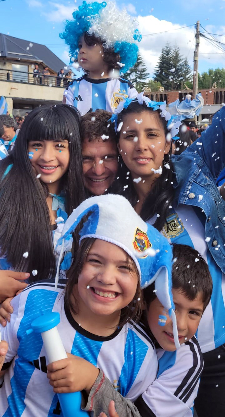 Fotos y video: Argentina pasó a cuartos y Villa la Angostura se vistió de celeste y blanco!! thumbnail