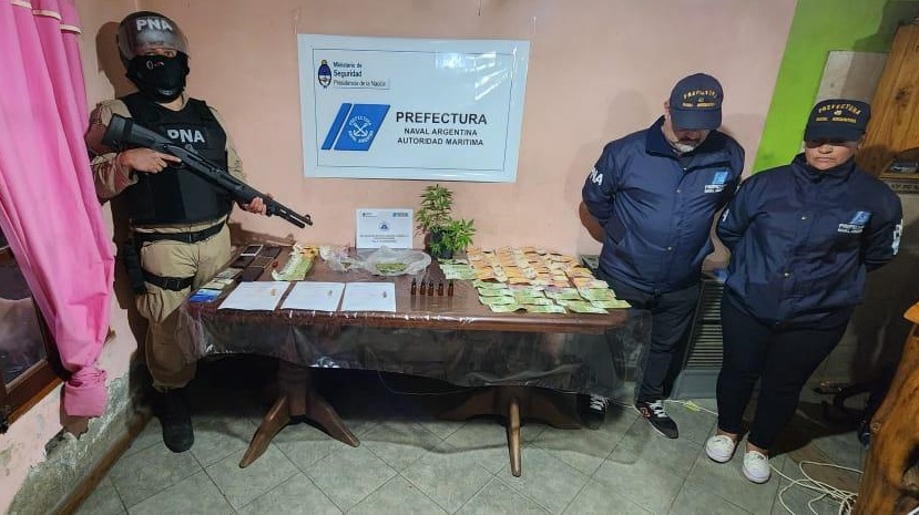 Prefectura realizó dos allanamientos en Villa la Angostura en una causa por drogas thumbnail