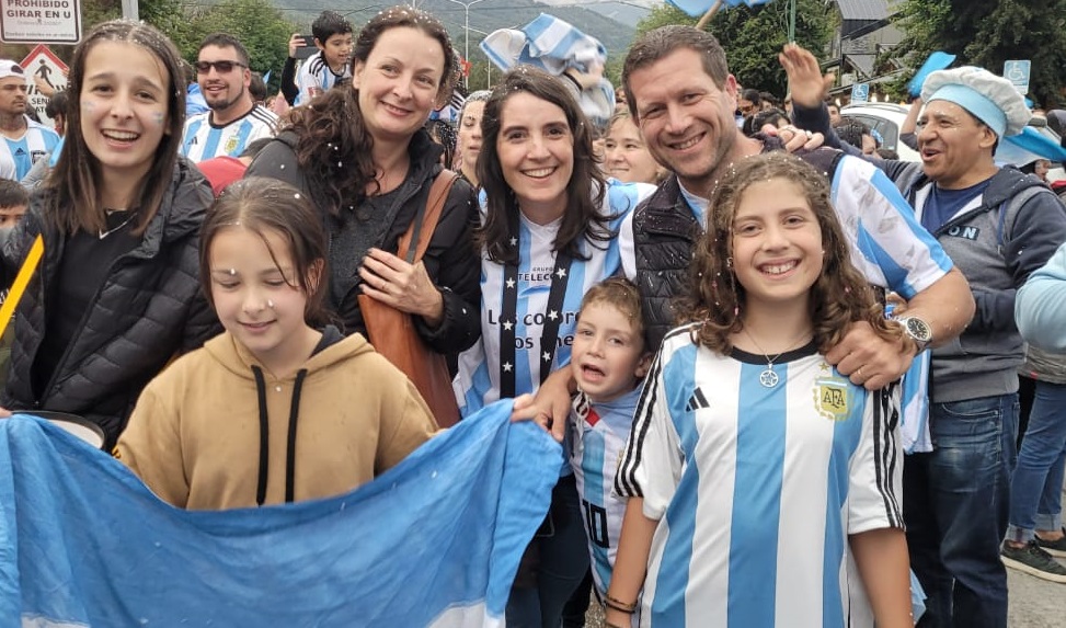 Fotos y videos: Argentina está en semifinales y Angostura explotó de color y alegría!!! thumbnail