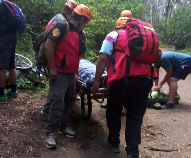 Tuvieron que auxiliar a una turista ciclista que sufrió traumatismos varios por una caída thumbnail