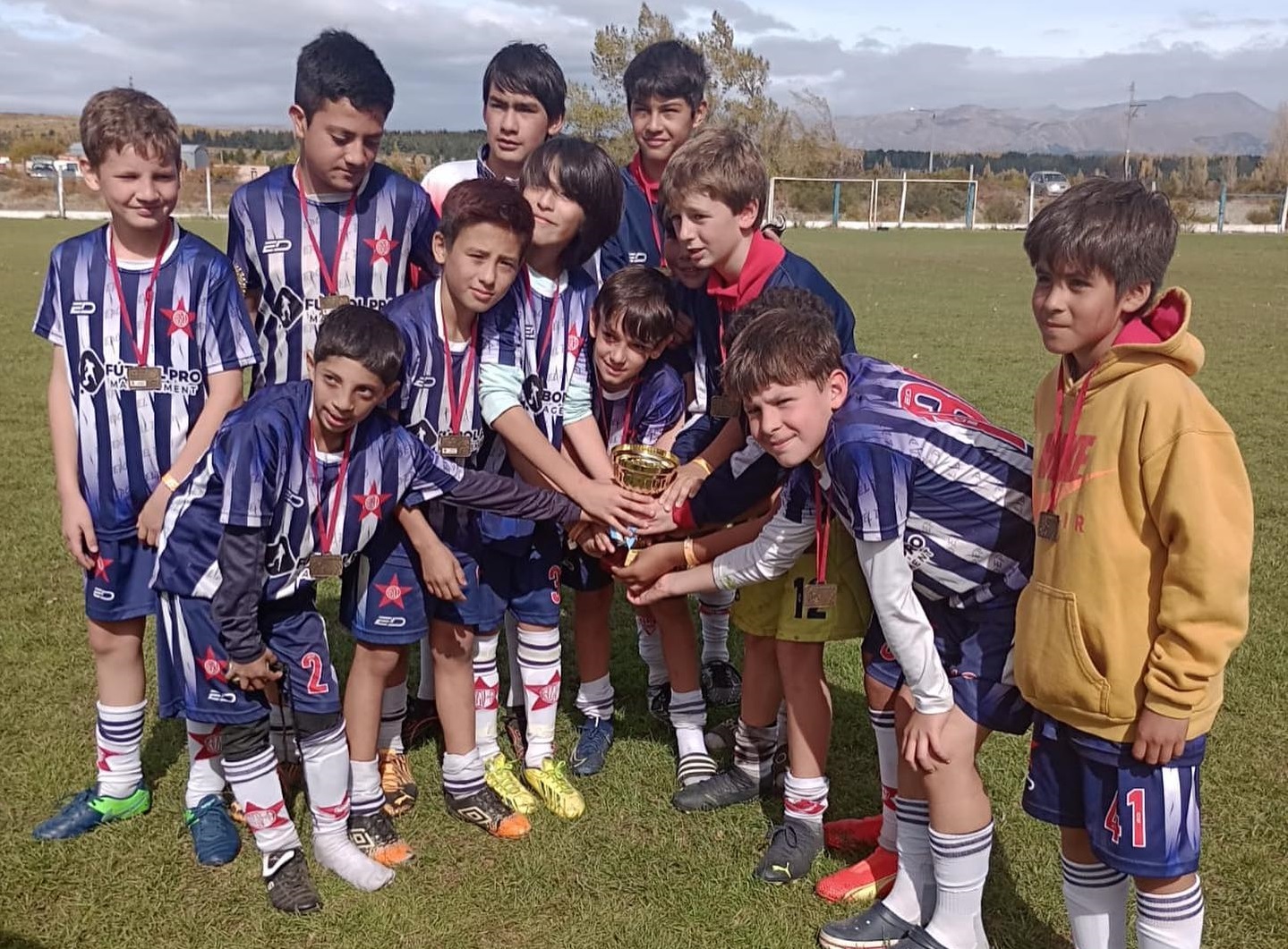Destacada actuación de los equipos infantiles de Villa la Angostura en la Bariloche Cup thumbnail