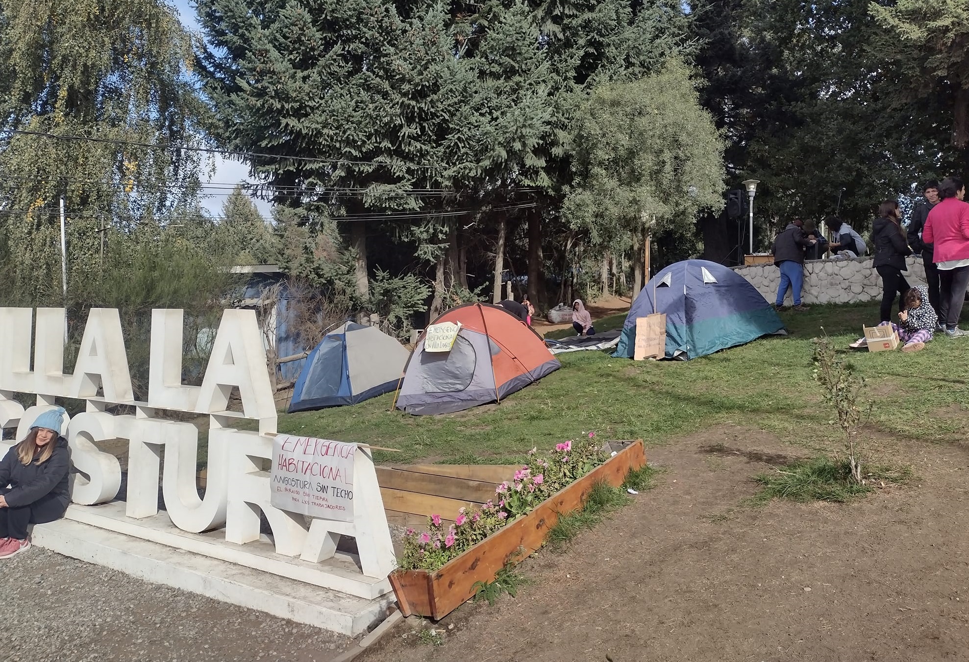 Vecinos sin viviendas hicieron un “acampe” en la Plaza San Martín reclamando por soluciones thumbnail