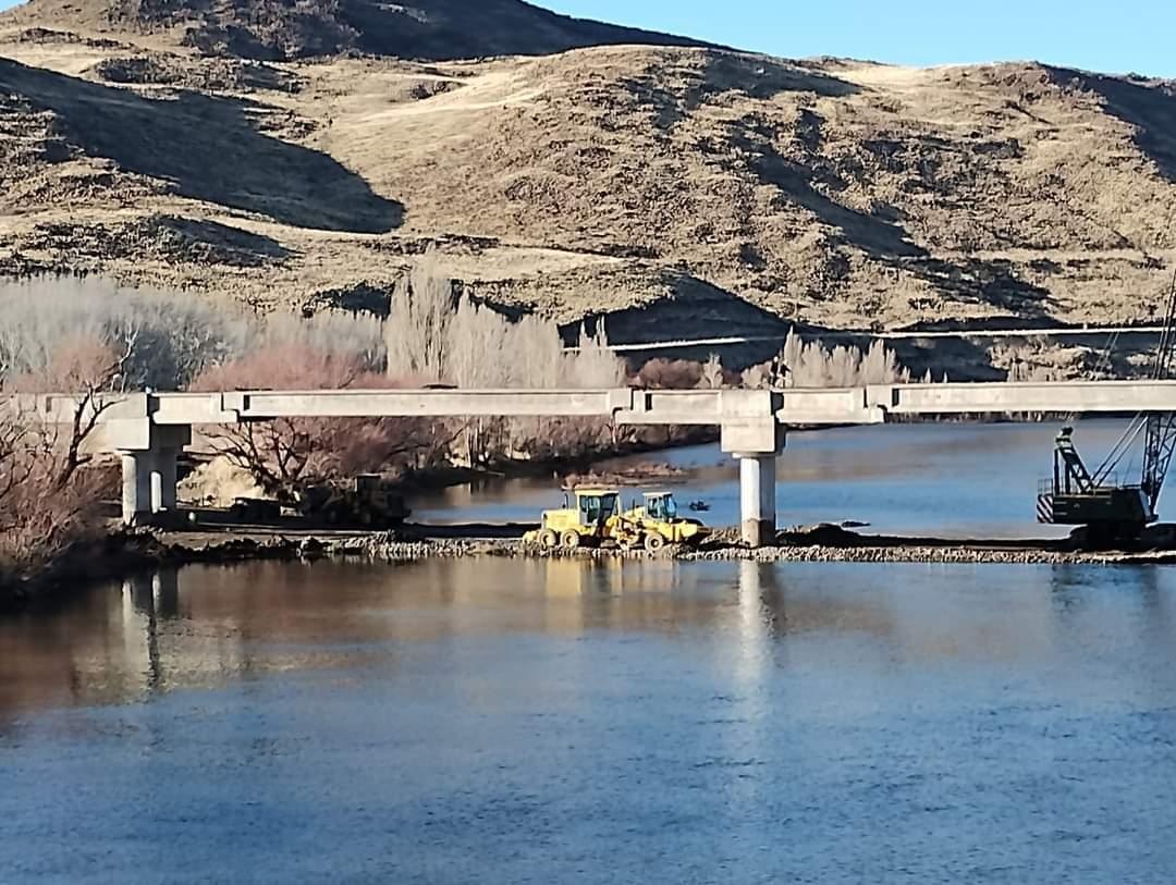 Conectividad del sur neuquino: La estructura del puente de La Rinconada ya cruzó el río thumbnail