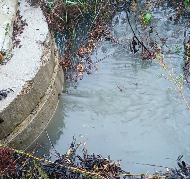 Denuncian un nuevo derrame de líquidos cloacales al arroyo Las Piedritas thumbnail