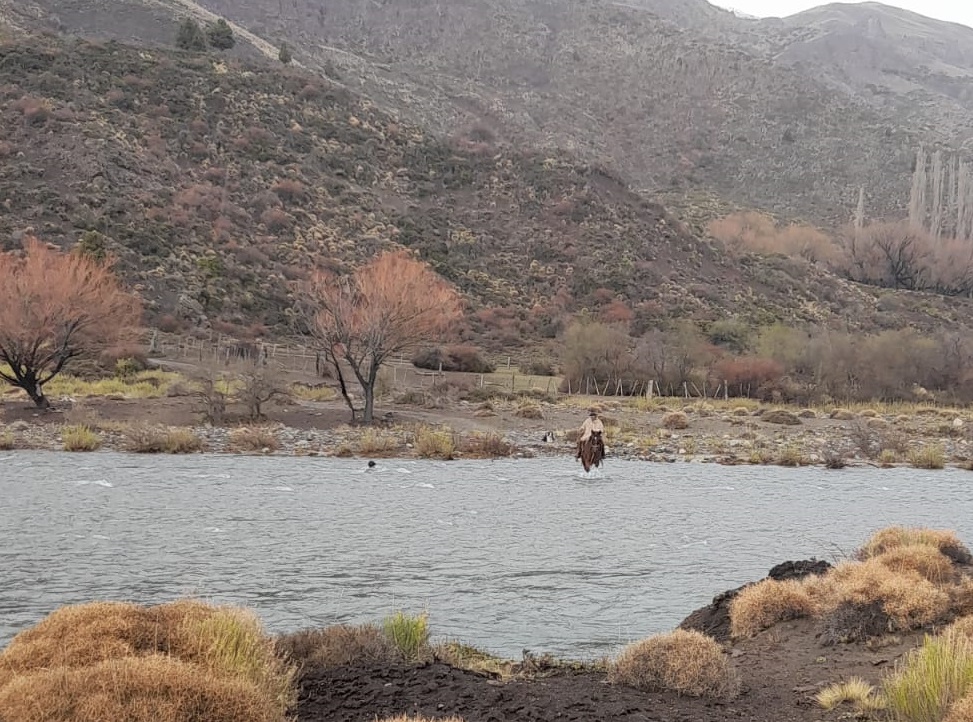 Video: Por la crecida del río, pobladores de Cuyín Manzano no pudieron cruzar y reclaman por la pasarela thumbnail