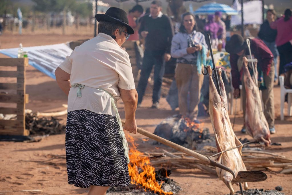 Las mujeres asadoras se lucieron con sus tradiciones en Rincón de los Sauces thumbnail