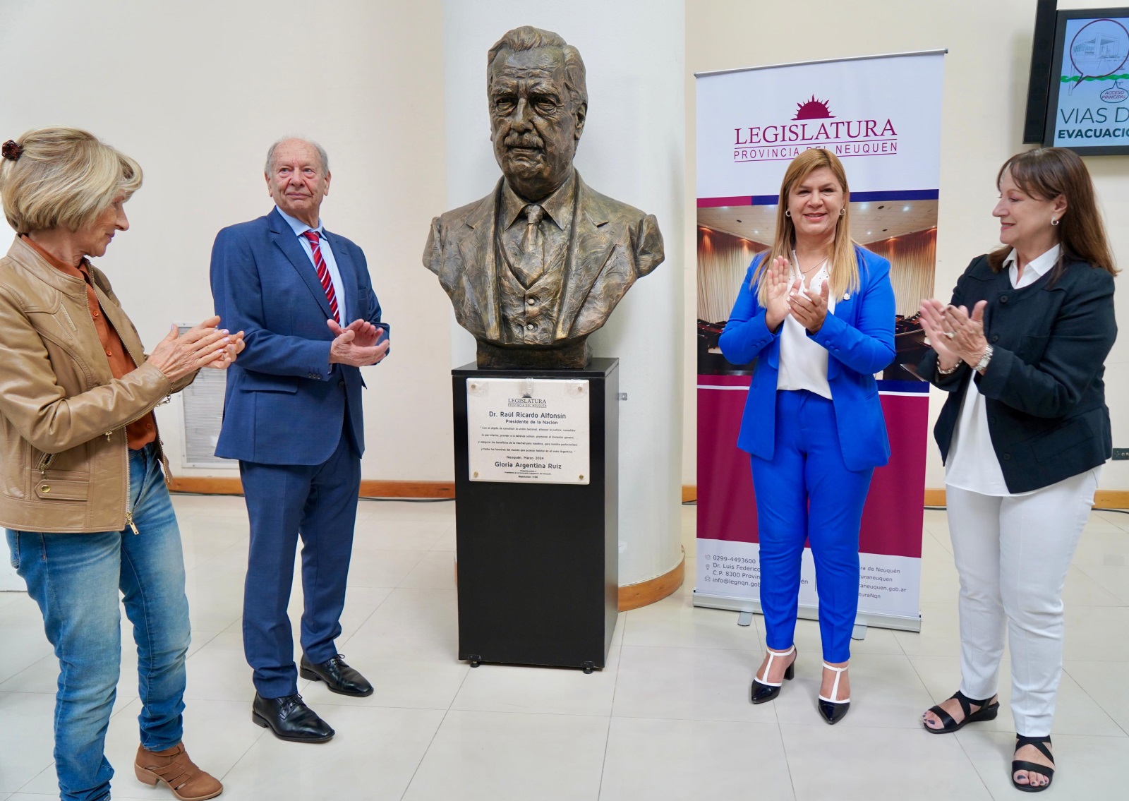 Se inauguró el busto del Dr. Raúl Ricardo Alfonsín en la Legislatura thumbnail