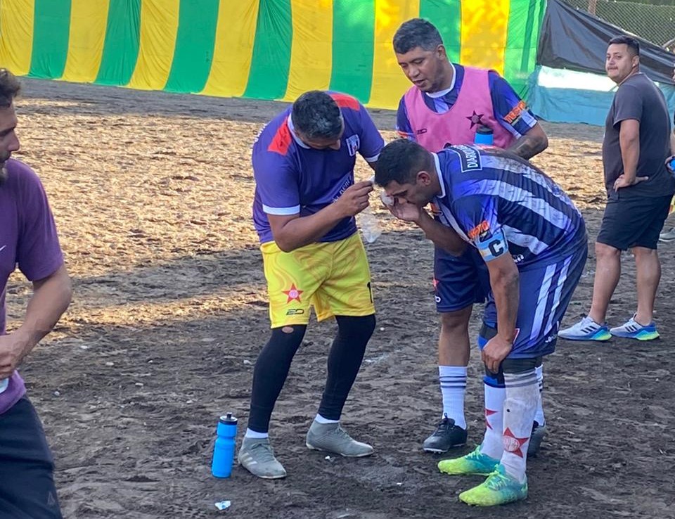 En un partido con un cuestionado arbitraje y varios expulsados, cayó el Deportivo Angostura en Bariloche thumbnail