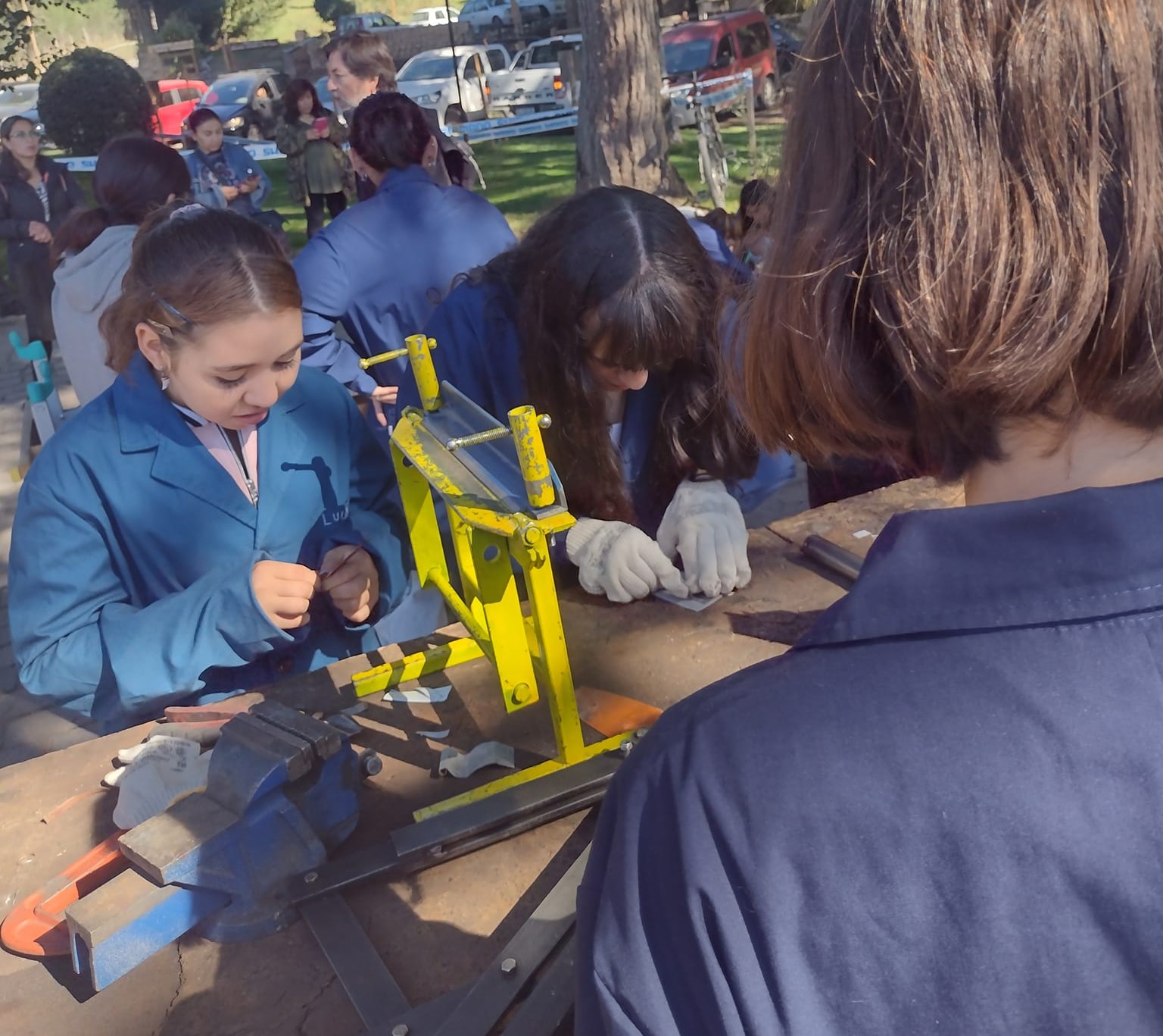 Docentes y alumnos de la EPET 28 reclamaron con una clase pública frente al edificio municipal thumbnail