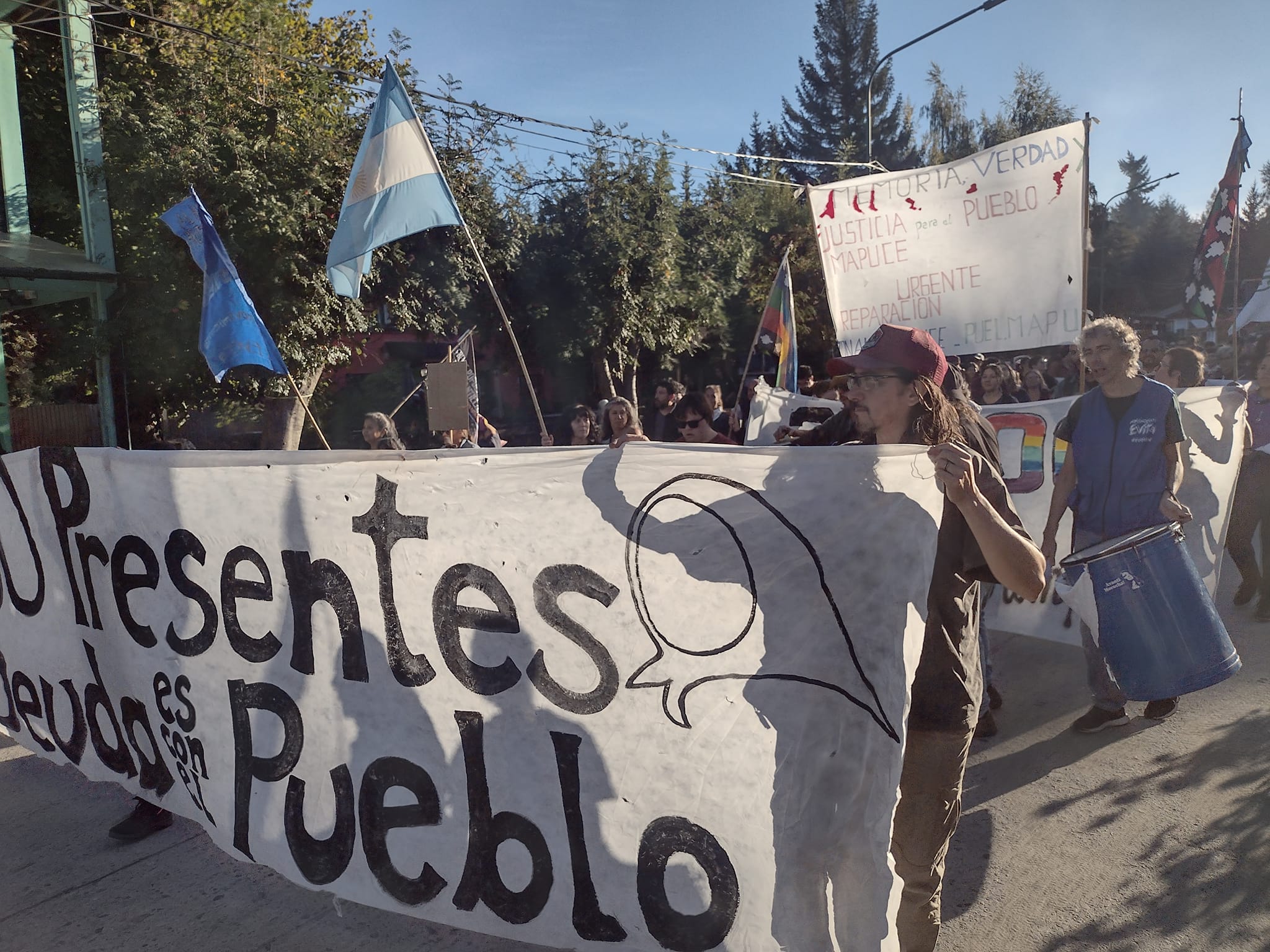 Vecinos marcharon en Villa la Angostura por el Día Nacional de Memoria, Verdad y Justicia thumbnail