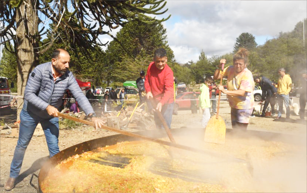 La tradicional paella gigante de Villa Pehuenia Moquehue fue todo un éxito thumbnail