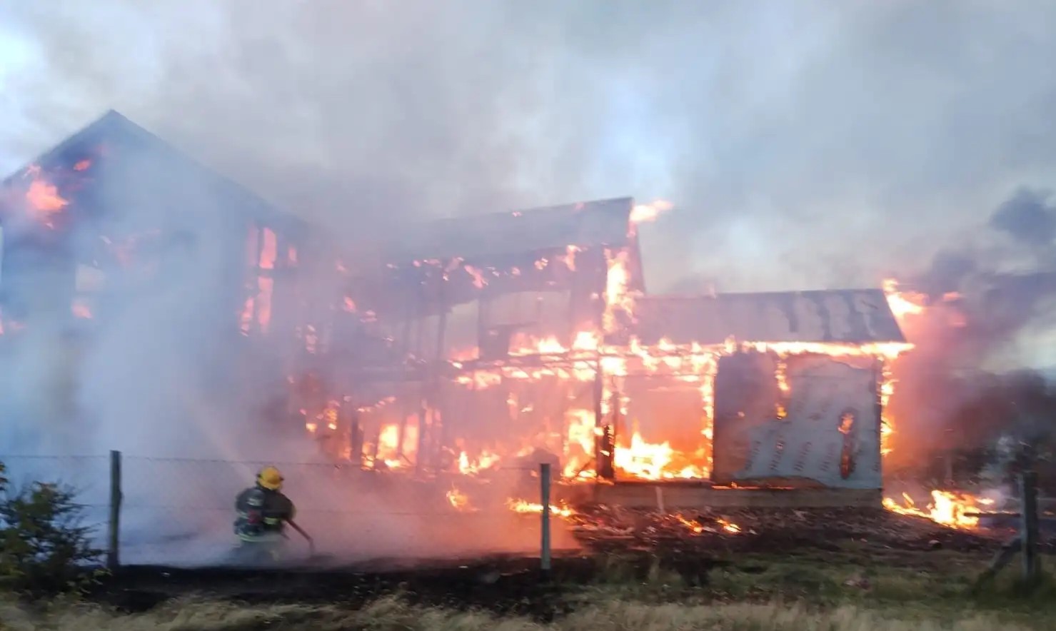 Un incendio arrasó una vivienda y sus habitantes se salvaron al poder saltar desde el primer piso thumbnail