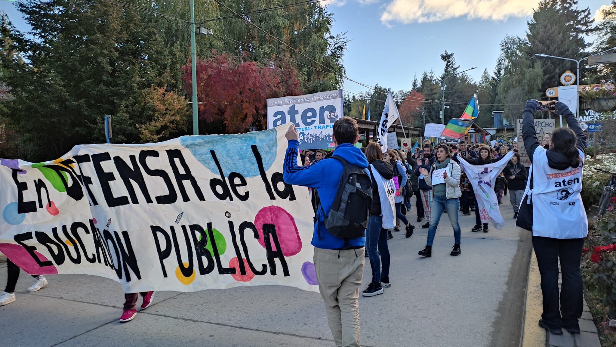 Masiva marcha en Villa la Angostura en defensa de la universidad pública thumbnail