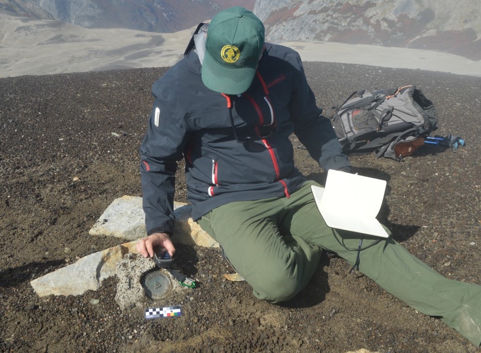 Equipo liderado por el arqueólogo Dr. Emmanuel Vargas encontró una placa geodésica de la época del perito Moreno thumbnail