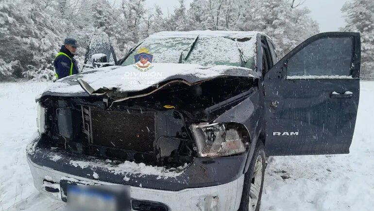 Por la nevada se cerró el paso Samoré y volcó una camioneta en la Ruta de los 7 Lagos thumbnail