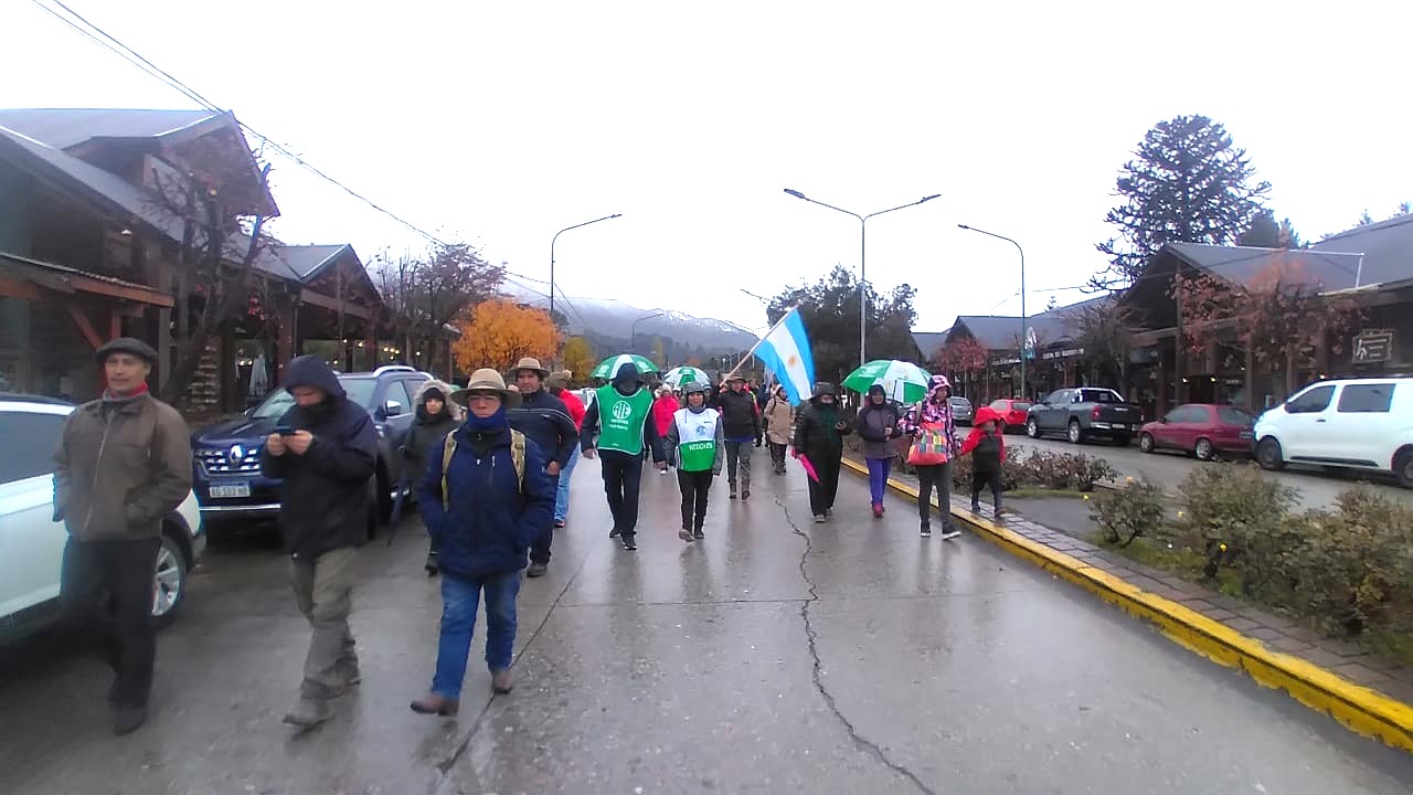 Marcharon en Villa la Angostura en contra de las medidas de ajuste del gobierno nacional thumbnail