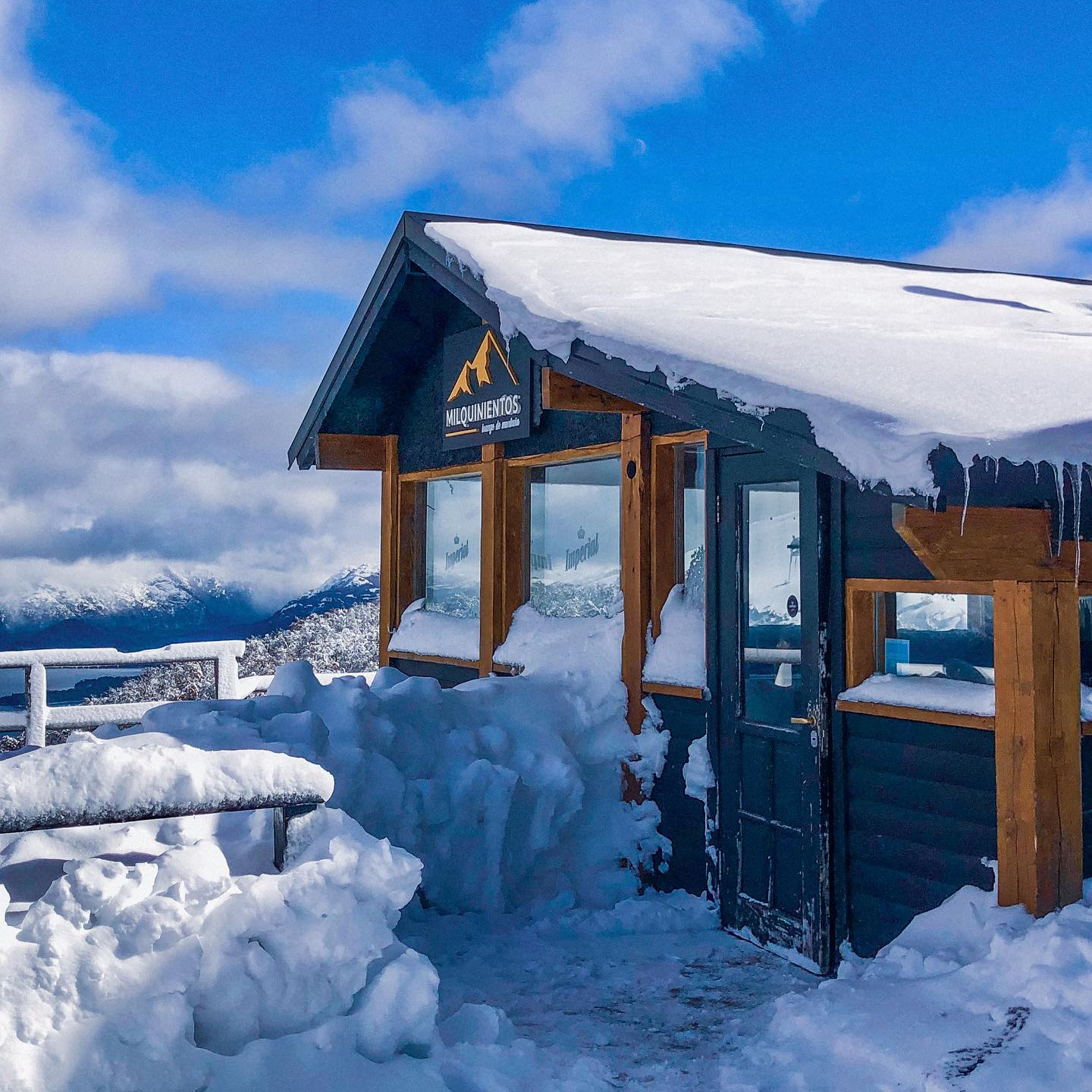 Fotos actuales y los precios que tiene Cerro Bayo para esquiar esta temporada invernal thumbnail