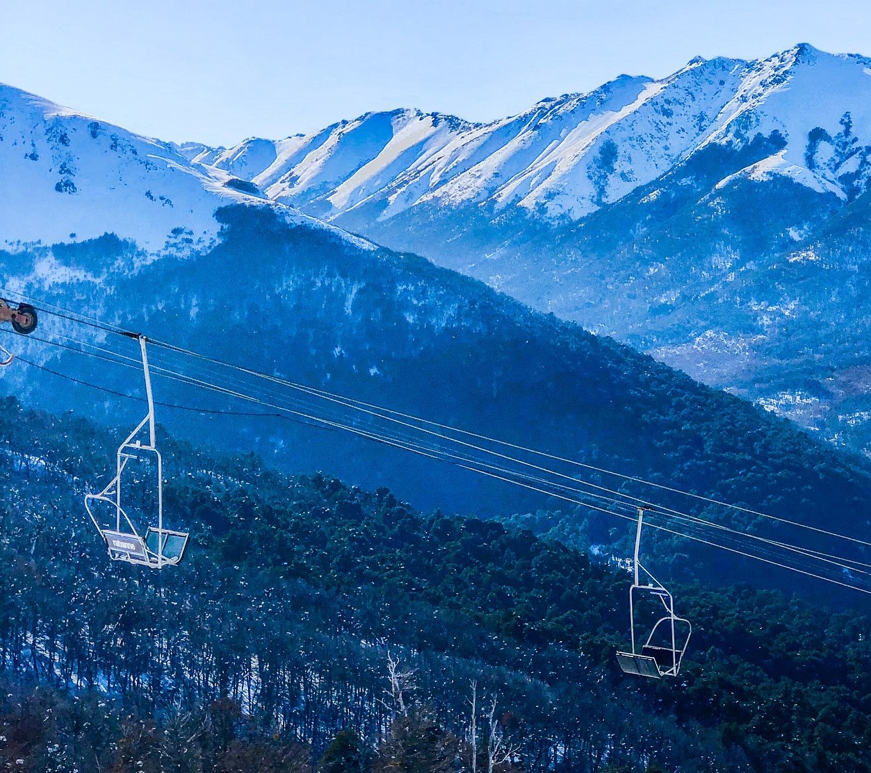 Neuquén lanzó la temporada invernal con el Cerro Bayo listo para recibir a los esquiadores thumbnail