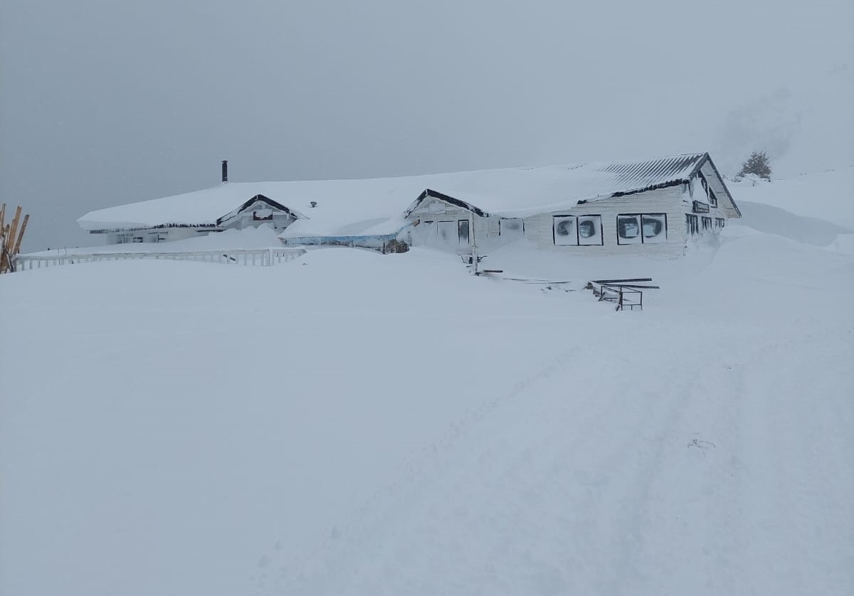 Video: Así está hoy Cerro Bayo, cayó más de 1 metro de nieve en el nivel 1500 thumbnail