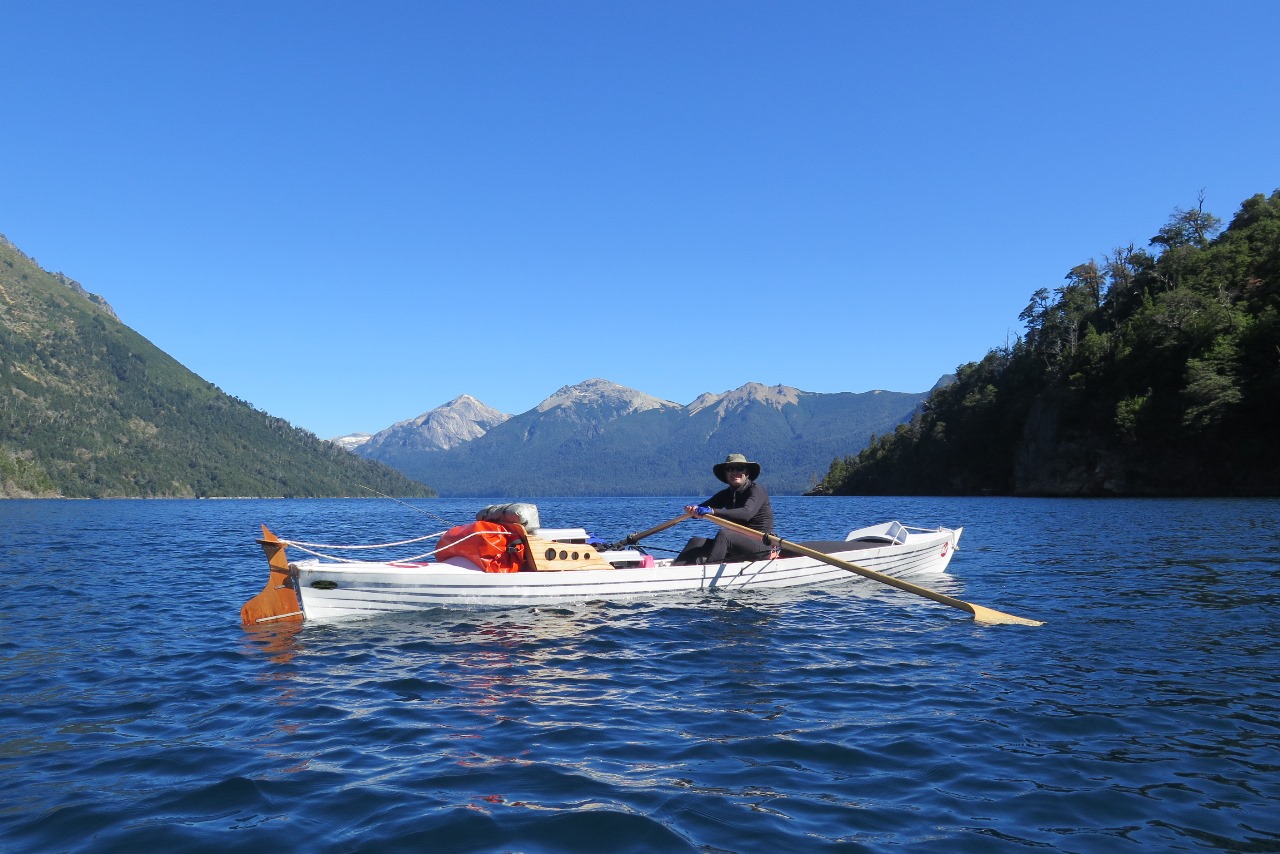 Pasó por Villa la Angostura navegando 140 kilómetros en el Nahuel Huapi en memoria a su padre thumbnail