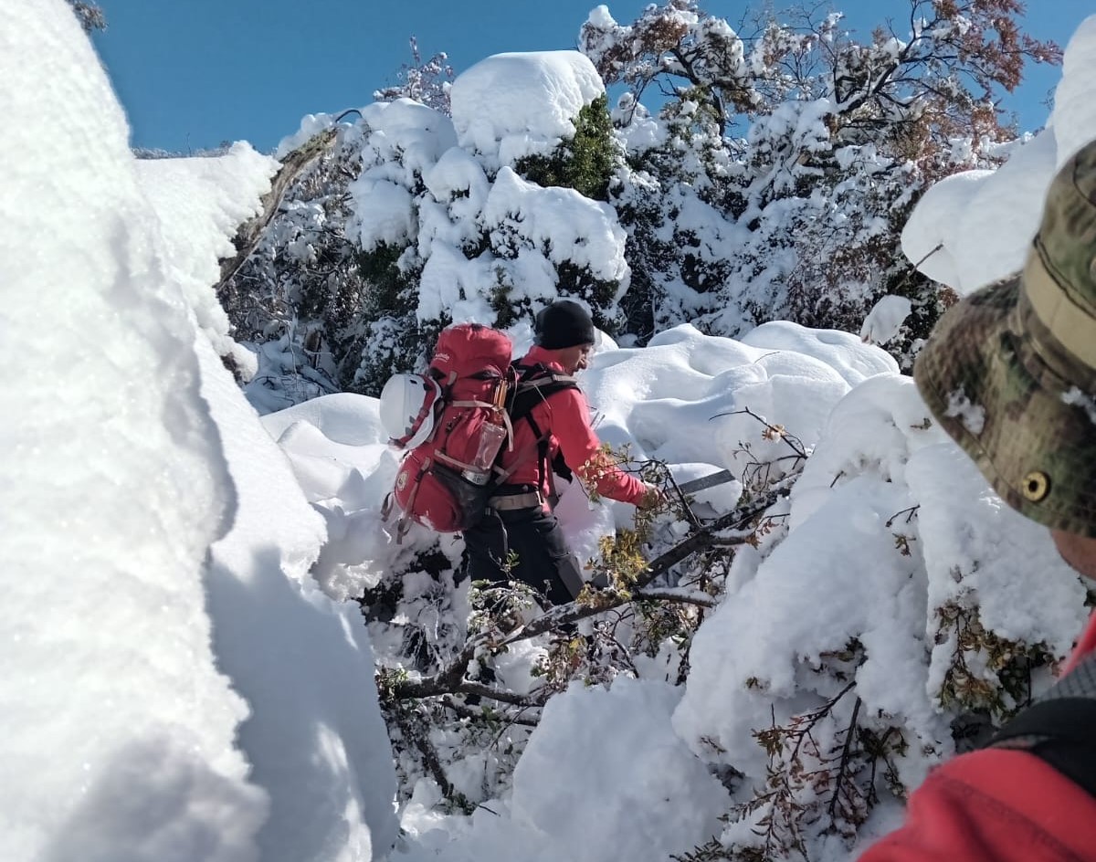 Tras un intenso operativo lograron encontrar a los veranadores que los había atrapado una tormenta de nieve thumbnail