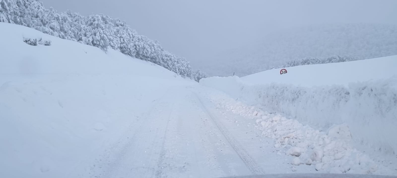 Video: Mirá las "paredes" de nieve de casi 2 metros en el paso Cardenal Samoré thumbnail