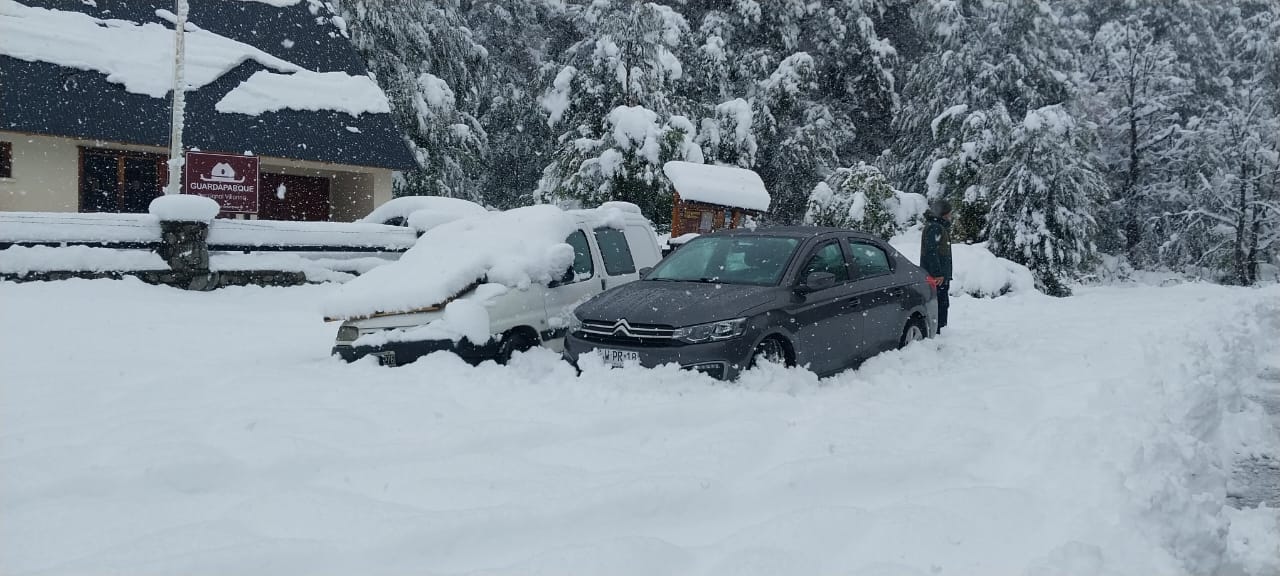 Tuvieron que auxiliar a varios autos de turistas que quedaron varados en la Ruta 7 Lagos por la nevada thumbnail