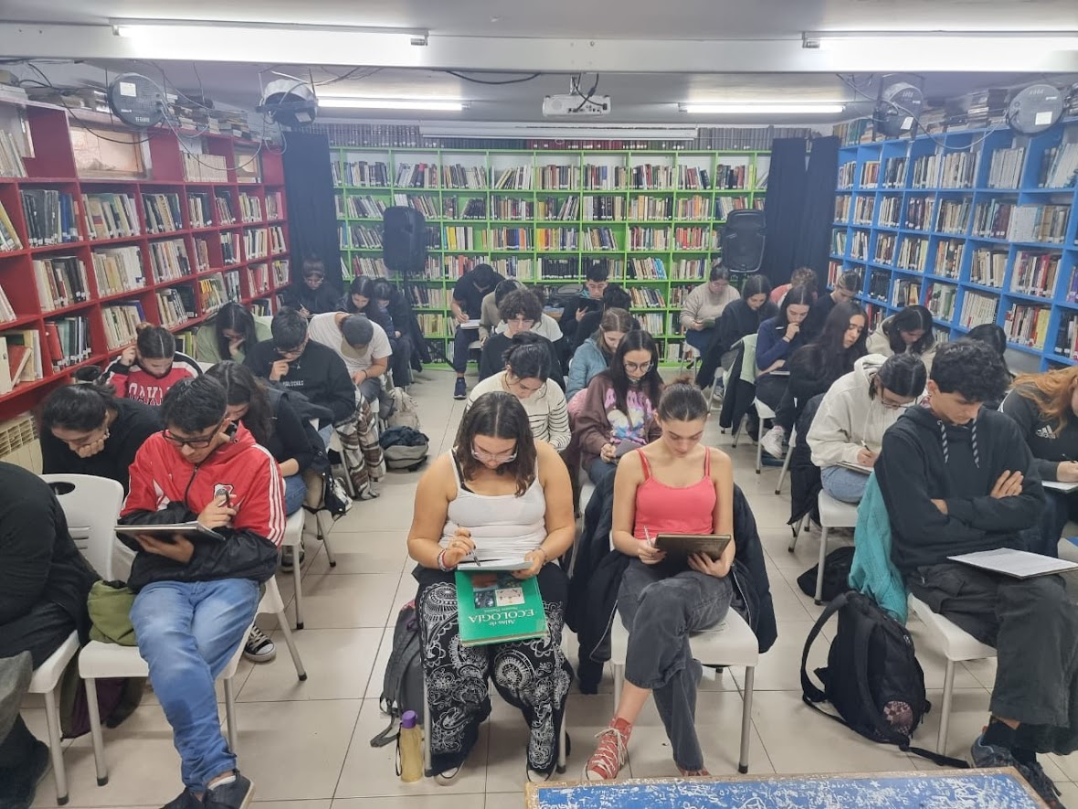 Jóvenes del programa UBA XXI rindieron un examen en la Biblioteca Bayer thumbnail