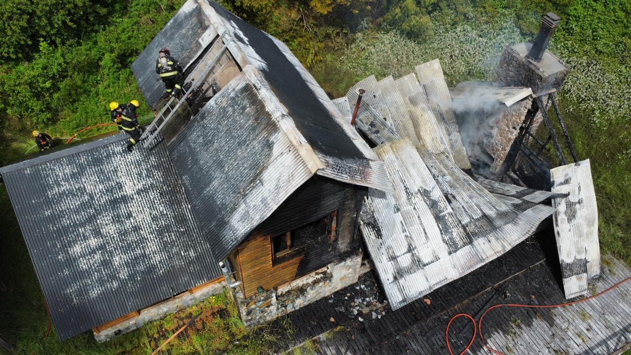 Incendio estructural destruyó una vivienda en Alto Manzano - Image 3